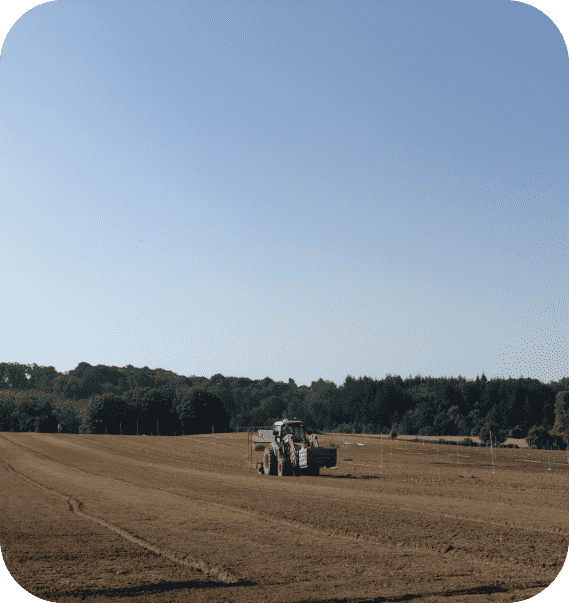 Tracteur dans un champ